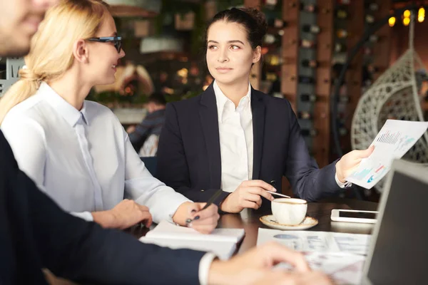 Jonge Zelfverzekerde Brunette Zakenvrouw Pak Tonen Financieel Document Met Grafieken — Stockfoto