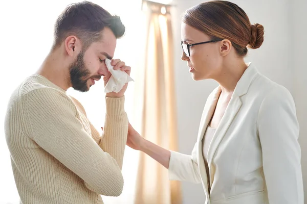 Joven Psiquiatra Confiada Pie Frente Paciente Llorando Mientras Reconforta — Foto de Stock