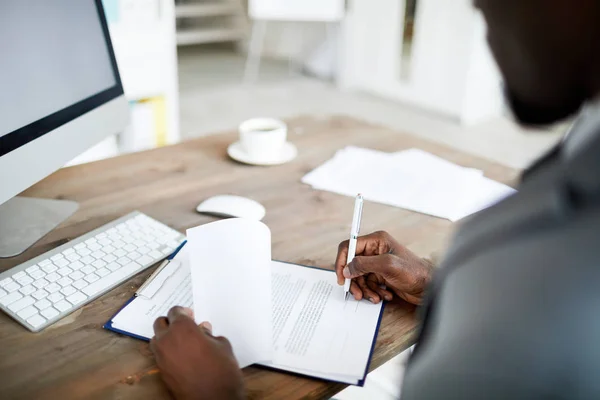 Mano Del Banquero Abogado Afroamericano Leyendo Contrato Firmándolo Con Pluma —  Fotos de Stock