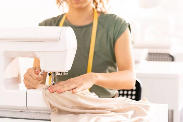 Cucitrice Professionista Seduta Macchina Cucire Mentre Lavora Una Nuova Collezione — Foto Stock