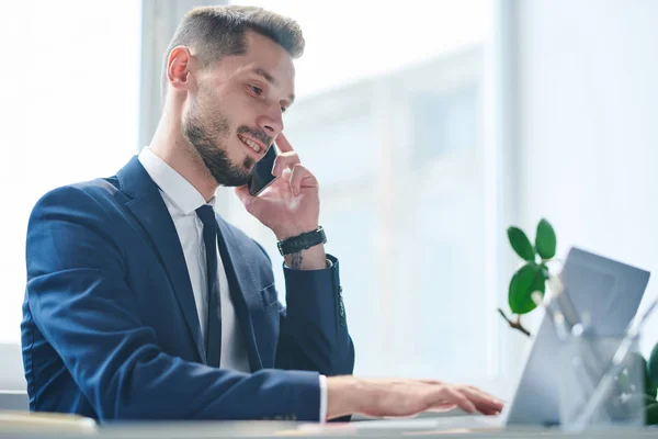 Joven Agente Móvil Éxito Hablando Con Uno Los Clientes Teléfono — Foto de Stock