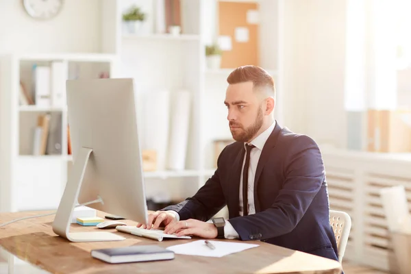 Young Serious Businessman Formalwear Concentrating Analysis Online Data While Sitting — Stock Photo, Image