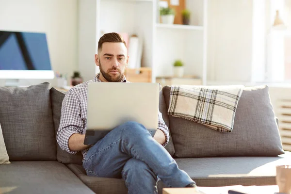 Young Home Office Manager Concentreren Het Netwerk Zittend Sofa Kijken — Stockfoto