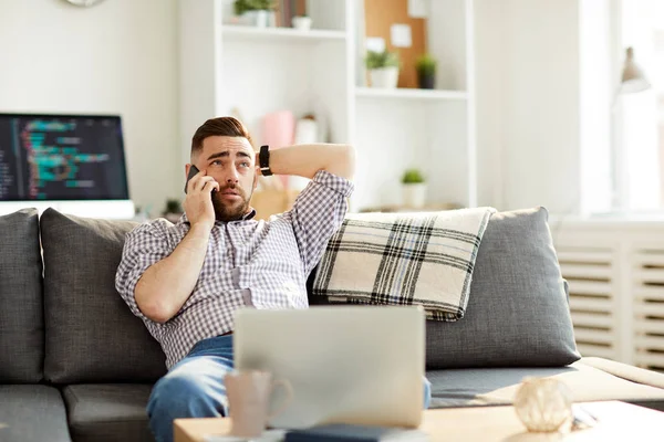 Hombre Joven Con Camisa Vaqueros Azules Sentado Sofá Delante Computadora — Foto de Stock