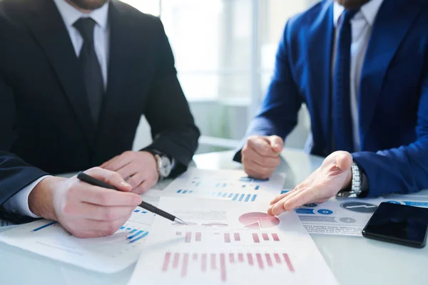 Deux Jeunes Économistes Élégants Pointent Les Diagrammes Financiers Sur Papier — Photo