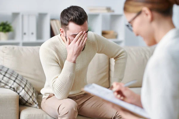 Paciente Joven Deprimido Con Expresión Palma Cara Sentado Sofá Delante — Foto de Stock