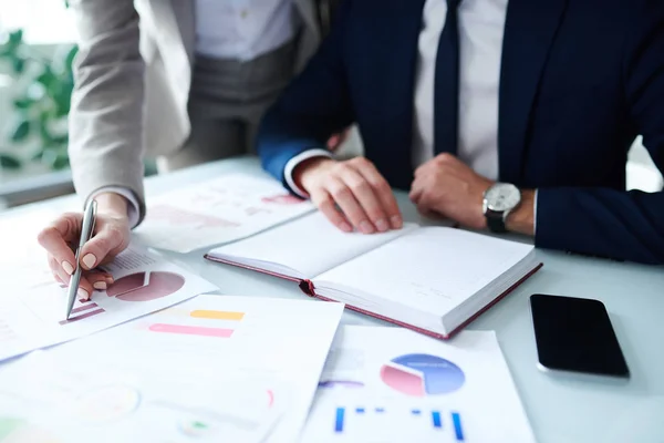 Analista Femminile Indicando Grafico Finanziario Nel Documento Durante Consultazione Con — Foto Stock