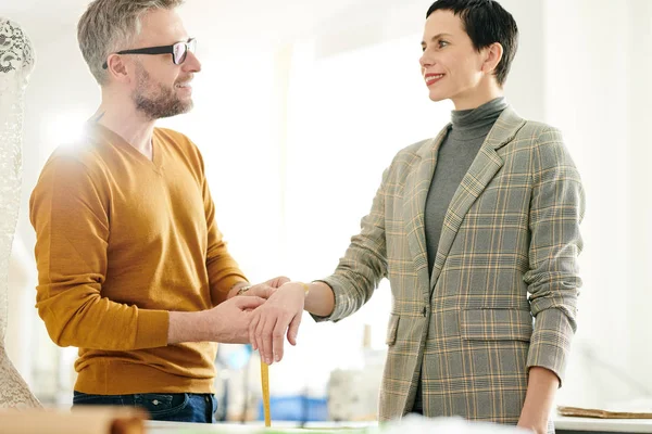 Maturo Autonomo Sarto Misurazione Polso Del Suo Cliente Mentre Consulta — Foto Stock