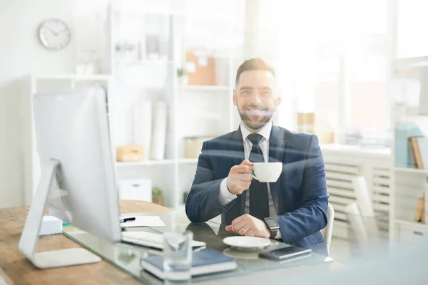 Feliz Joven Empleado Exitoso Con Taza Sentado Junto Mesa Delante —  Fotos de Stock