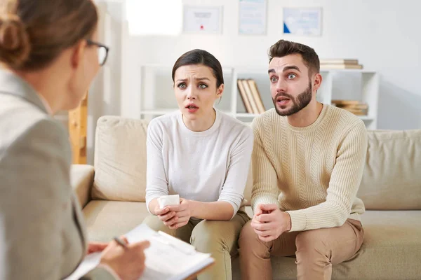 Young Couple Sitting Couch Front Counselor Listening Her Advice Speaking — Stock Photo, Image