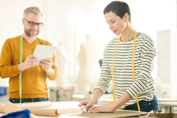 Een Van Professionele Kleermakers Buigen Stuk Stof Tekening Rechte Lijn — Stockfoto