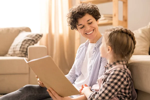 Glad Mamma Med Toothy Leende Tittar Dotter Medan Diskuterar Intressant — Stockfoto