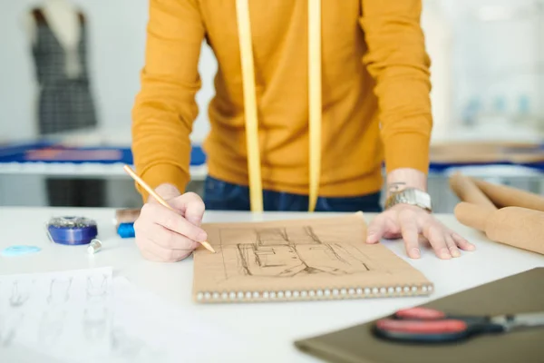 Tailor Casualwear Staande Door Desk Kladblok Schetsen Modellen Tijdens Het — Stockfoto