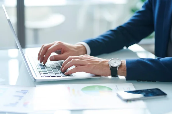 Handen Van Jonge Makelaar Analist Formalwear Drukken Toetsen Van Laptop — Stockfoto