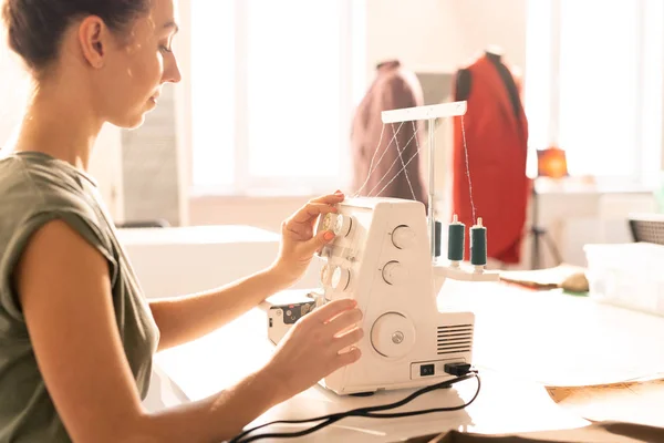 Νεαρό Θηλυκό Ανεπίσημο Ντύσιμο Καθιστό Ηλεκτρική Ραπτομηχανή Και Προετοιμάζοντας Για — Φωτογραφία Αρχείου