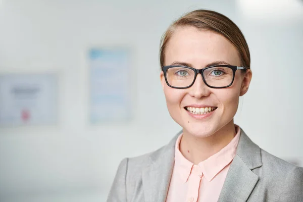 Ganska Ung Blond Kvinna Kaukasiska Etnicitet Tittar Dig Medan Står — Stockfoto