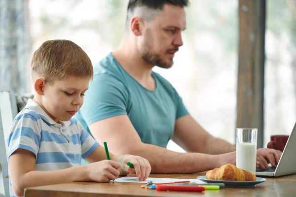 Lindo Niño Pequeño Dibujo Con Resaltador Verde Por Desayuno Mientras — Foto de Stock