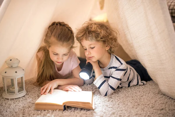 Cuties Içinde Bir Yerde Kendi Içinde Yatan Fenerler Kullanarak Masalları — Stok fotoğraf