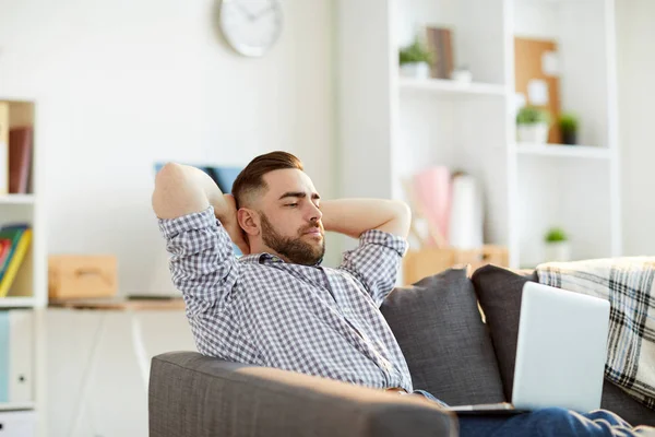 Jonge Ontspannen Freelancer Home Office Manager Kijken Naar Laptop Display — Stockfoto