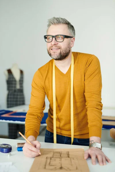 Contemporary Pensive Mature Tailor Yellow Pullover Standing Desk While Making — Stock Photo, Image