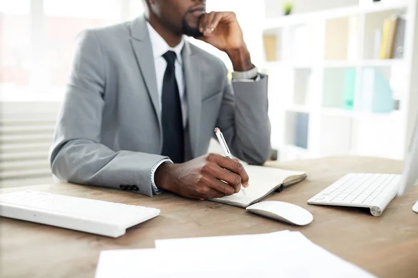 Mano Hombre Negocios Afroamericano Con Pluma Sobre Página Cuaderno Abierto — Foto de Stock