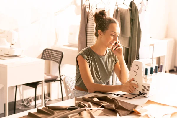 Feliz Joven Sastre Con Smartphone Consultando Uno Los Clientes Mientras — Foto de Stock