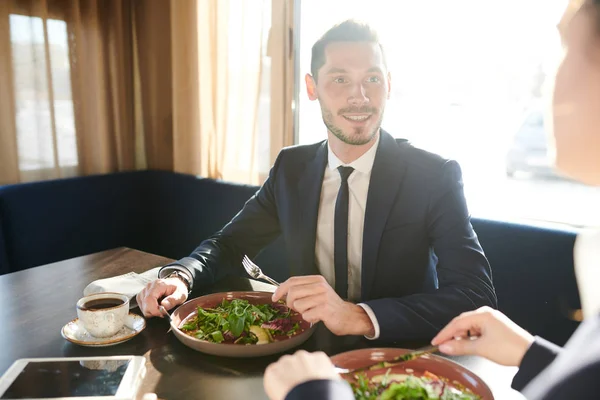 Junger Selbstbewusster Mann Eleganten Anzug Plaudert Mit Kollegen Während Frischen — Stockfoto