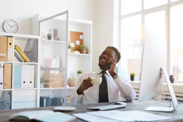 Jovem Empreendedor Sucesso Afro Americano Com Xícara Chá Sentado Mesa — Fotografia de Stock