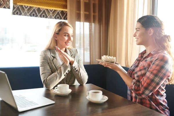 Heureuse Femme Brune Tenant Plaque Avec Délicieux Gâteau Tandis Que — Photo