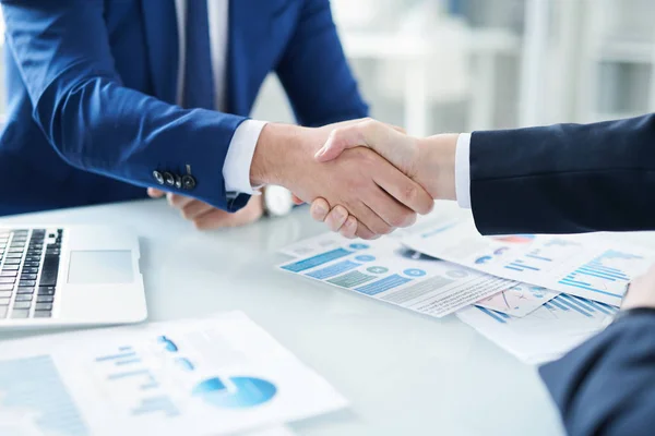 Handshake Agente Negócios Seu Cliente Após Negociação Assinatura Contrato Reunião — Fotografia de Stock