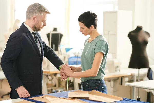 Costurera Profesional Ropa Casual Tomando Medidas Muñeca Del Cliente Antes — Foto de Stock