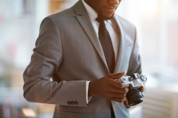 Fiatal Elegáns Üzletember Fejrevalók Nézett Photocamera Kezében Miközben Megy Hogy — Stock Fotó