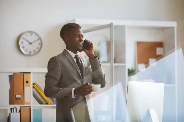 Heureux Jeune Homme Affaires Élégant Costume Debout Devant Écran Ordinateur — Photo