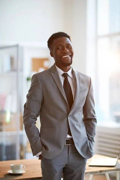 Joven Hombre Negocios Afroamericano Ropa Formal Pie Delante Cámara Oficina —  Fotos de Stock