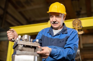 Büyük sanayi makinesi demir jeneratör hardhat ve üniforma kontrol durumu kıdemli adam