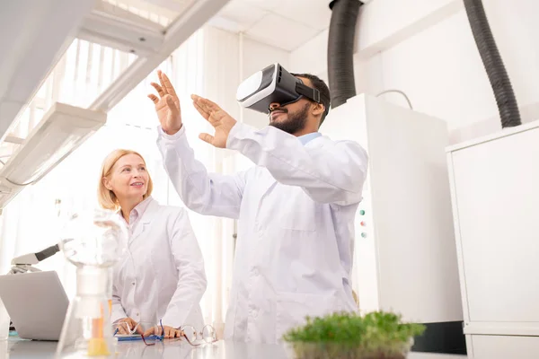 Nueva Visión Ciencia Curioso Joven Científico Árabe Bata Laboratorio Usando —  Fotos de Stock