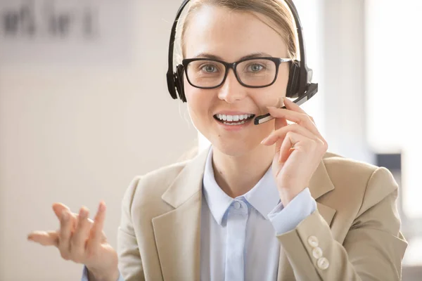 Alegre Confiado Operador Línea Ayuda Femenina Gesto Mano Ajustar Micrófono — Foto de Stock