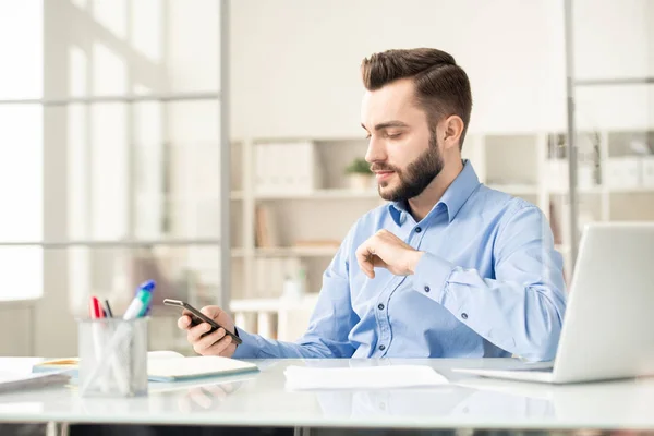 Serious Young Office Worker Smartphone Sitting Desk Scrolling His Mobile — Stock Photo, Image