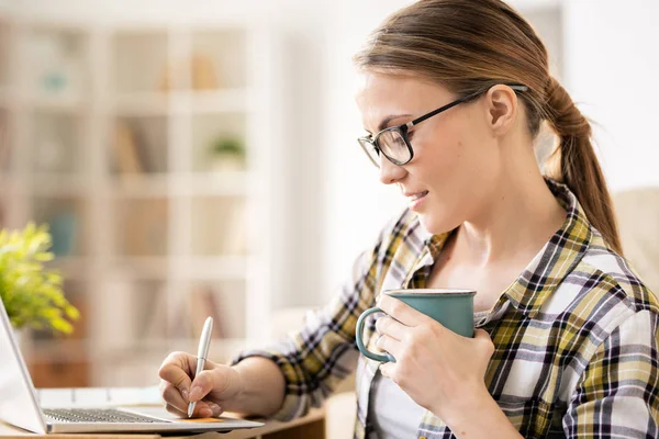 Innehåll Upptagen Attraktiv Ung Kvinna Glas Som Innehar Mugg Och — Stockfoto