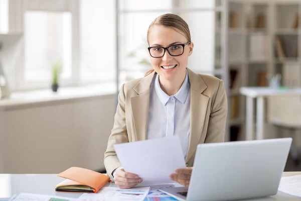 Alegre Empleado Financiero Atractivo Seguro Gafas Sentadas Escritorio Con Diario — Foto de Stock