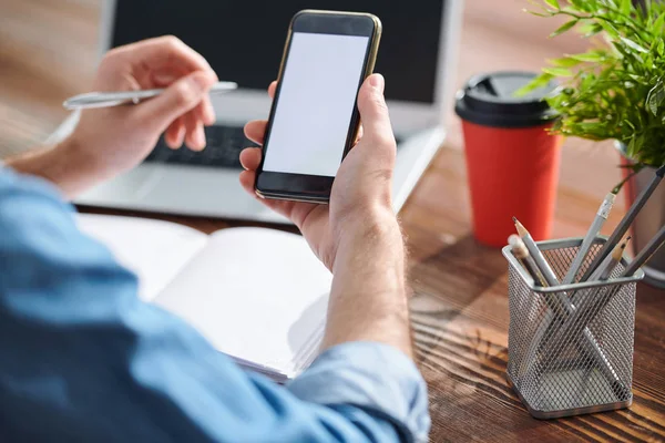 Buntstifte Plastikbehälter Und Hände Des Geschäftsmannes Der Das Smartphone Hält — Stockfoto