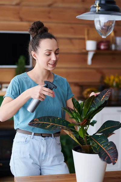 Bastante Joven Morena Casual Rociando Agua Sobre Hojas Verdes Planta —  Fotos de Stock