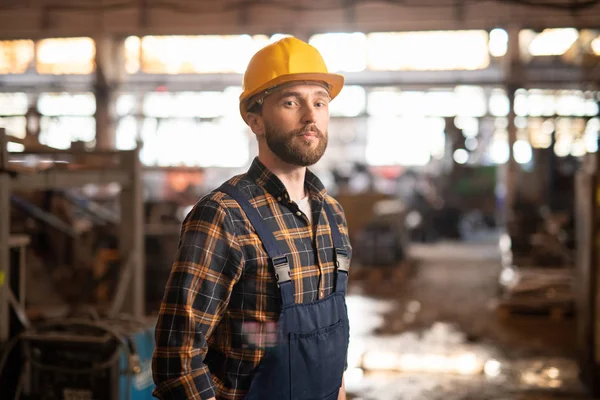 Professionele Technicus Ingenieur Van Grote Zware Industrie Machinebouw Fabriek Staande — Stockfoto