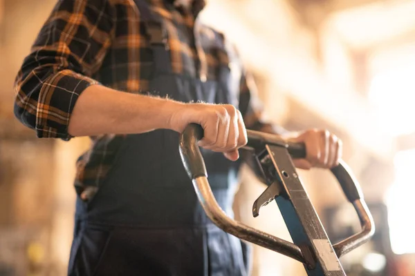 Hedendaagse Jonge Ingenieur Overalls Holding Door Metalen Handvatten Van Technische — Stockfoto