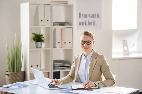 Alegre Dama Oficina Moderna Segura Gafas Sentadas Mesa Con Computadora — Foto de Stock