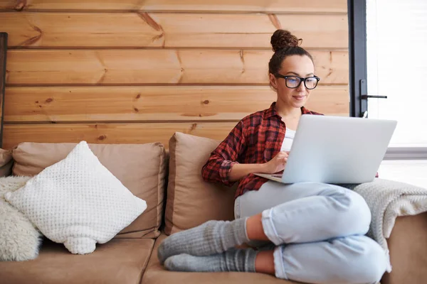 Ung Ledig Kvinnlig Frilansare Sitter Soffan Med Bärbar Dator Fram — Stockfoto