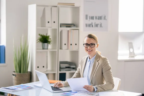 Χαμογελαστή Γυναίκα Εργαζόμενος Αυτοπεποίθηση Γυαλιά Που Κάθονται Στο Γραφείο Και — Φωτογραφία Αρχείου