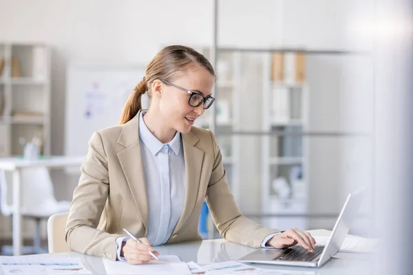 Innehåll Beautiful Business Lady Med Hästsvans Sitter Vid Bordet Och — Stockfoto