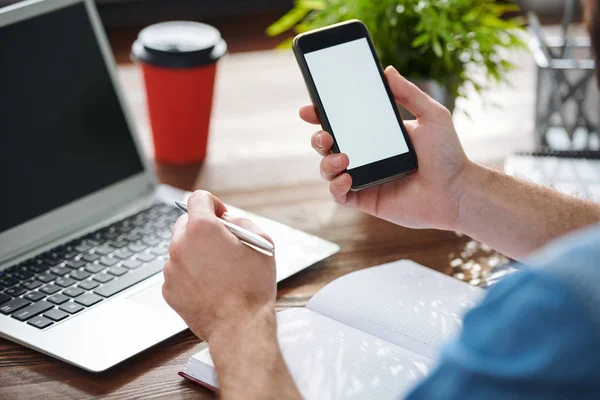 Zakenman Houdt Smartphone Pen Open Notebook Terwijl Het Plannen Van — Stockfoto