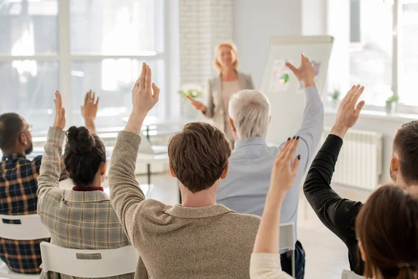 Bakifrån Flera Smarta Studenter Höja Sina Händer Lektionen För Att — Stockfoto